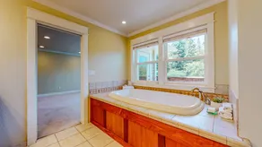 Luxury 4 Bedroom Home with Fireplace & Jacuzzi - Image 5