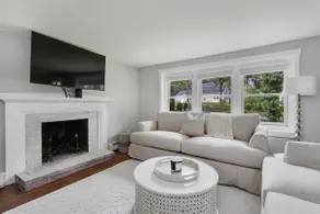 Beautiful - Newly Renovated Classic Cape Cod House - Image 4