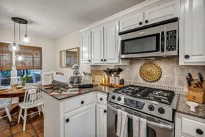Renovated Mid-Century Home | Lg Yard | 15m to DT - Image 5