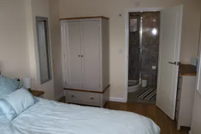 Lovely 1 bedroom basement apartment with stunning views - Image 2
