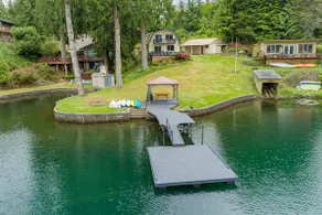 Waterfront with EV Charger & Lake Toys - Image 2
