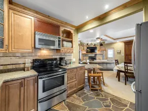 Cozy Hideaway - Fire places, Jacuzzi & King Beds - Image 2