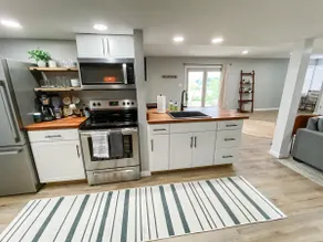 Mountain View Modern Basement Suite*King Bed*Wifi - Image 4