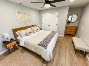 Mountain View Modern Basement Suite*King Bed*Wifi - Image 2
