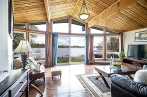 Spacious & PRIVATE Lakefront Cottage (1hr away) - Image 5