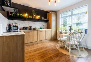KIRA Beach House Large luxury 2 bedroom garden apartment - Image 3
