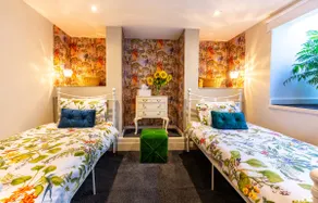 KIRA Beach House Large luxury 2 bedroom garden apartment - Image 4