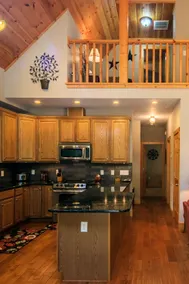 Cheerful 4-bedroom cabin with hot tub - Image 4