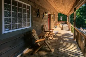 Cheerful 4-bedroom cabin with hot tub - Image 2