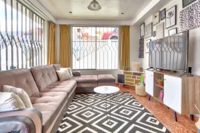 Sunny 6 bedroom house with private garden & rooftop - Image 2