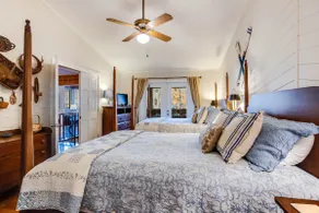 Lakeside Rustic Retreat - Image 5