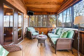 Lakeside Rustic Retreat - Image 2