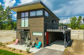 Chalet with on-site hot tub, pool, fitness - Image 4
