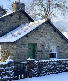 Stunning one-bedroom cottage with log burner - Image 4