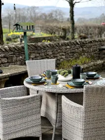 Stunning one-bedroom cottage with log burner - Image 2