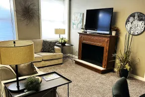 Lovely 1 Bedroom Apartment Downtown with Service! - Image 3