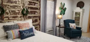 Adorable shabby-chic 2 bedroom cottage - Image 2