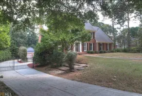Great Escape to the Suburbs/Pool+ - Image 5