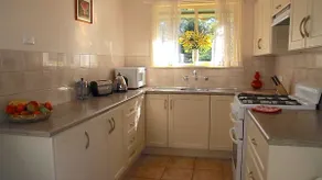 Comfy 3BR cottage on foreshore, excellent position - Image 5