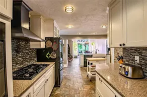 Charming Spacious Farmhouse - Image 4