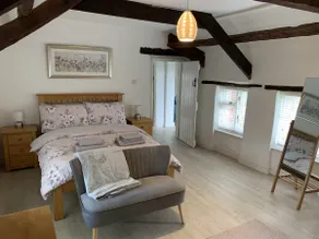Private annexe with garden and parking space - Image 5