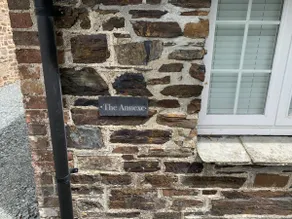 Private annexe with garden and parking space - Image 4