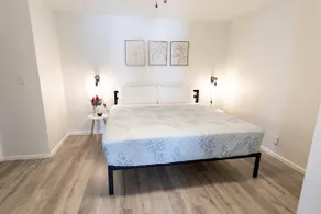 Spacious, Clean, and Close to Airport. - Image 2
