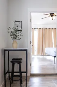Spacious, Clean, and Close to Airport. - Image 4