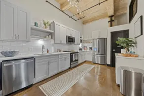 3 Bedroom Luxury Loft- Walking Distance to Silos/Baylor/Downtown - Image 2