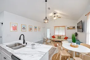 Beach-Vibe Flamingo House • 5 min from BEACH 🏖 - Image 2