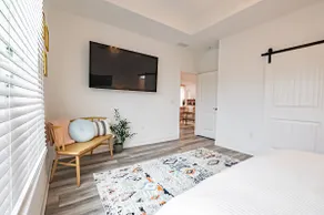 Beach-Vibe Flamingo House • 5 min from BEACH 🏖 - Image 5