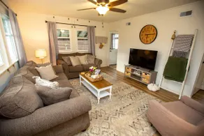 Cheerful 2 Bedroom Cottage on 5th in Decatur IN - Image 3