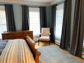 Bright, Cozy Downtown Home - Image 2