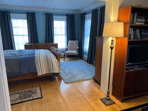 Bright, Cozy Downtown Home - Image 3