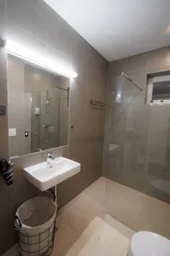 Luxury two-bedroom apartment + free parking - Image 5