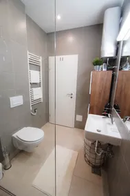 Luxury two-bedroom apartment + free parking - Image 4