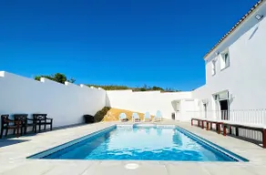 Book your holidays at this fully renovated Villa - Image 5