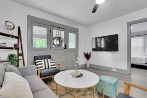 Downtown Living, Newly renovated and elegant - Image 4