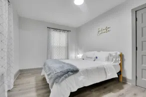Downtown Living, Newly renovated and elegant - Image 5