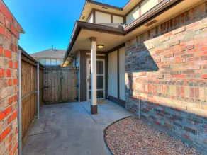 Spacious 4 Bed House With King Bed & Playground - Image 5