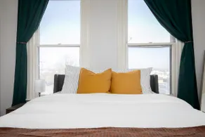 2 Bedroom Townhouse w/ Views + Private Parking - Image 2
