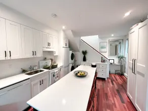 Designer Duplex-Style Suite, North Vancouver w A/C - Image 2