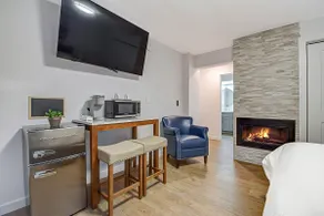 Private Studio w/fireplace and large tub near MSFT - Image 4
