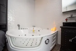 URBAN JUNGLE SPA-Jacuzzi studio near metro - Image 2