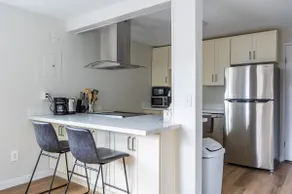 Fresh Apt w# Balcony by Arboretum, Shops, Cap Hill - Image 5