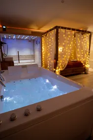 Capsule Marrakech-Hookah-Jacuzzi-Sauna-Billiards - Image 3