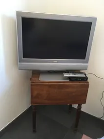 Bedroom/bathroom/fridge/microwave in large house - Image 3