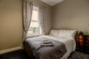 Close to Centre, ample parking, 6 double bedrooms - Image 2
