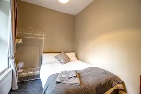 Close to Centre, ample parking, 6 double bedrooms - Image 5