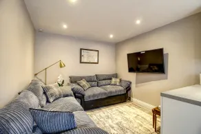 Close to Centre, ample parking, 6 double bedrooms - Image 3